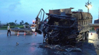 监拍成都两运渣车相撞爆燃