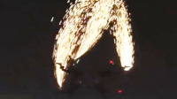 美跳伞队腿绑烟花高空跳伞