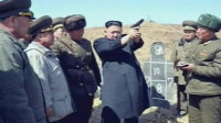 金正恩视察亲自示范射击手枪