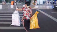 儿嫌乡下母亲丑避而不见