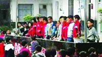 10余小学生被逼操场下跪