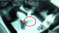监拍电梯色狼露下体猥亵少女