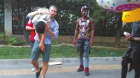 外籍男北京肩扛醉汉拍照