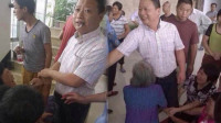 网曝官员面对老人下跪微笑