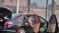 男子杀死女友带遗体旅游