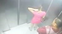 监拍女子乘电梯遭突袭抢包