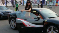 奔驰美女"借油钱"年入50万