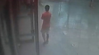 监拍妙龄女街头躲雨遭猥亵