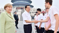 李克强陪默克尔游天坛公园
