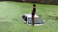 男子驾车坠河站车顶求救