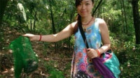 广东女子公园内放生剧毒蛇