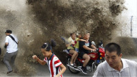 钱塘江大潮掀翻观潮者