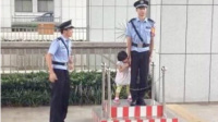 萌萝莉为验门卫真假张口咬