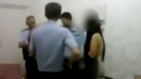 男子报警撬锁撞破妻子出轨