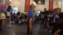 真的大丈夫?东莞一男打五女