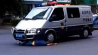 牡丹江醉酒男碰瓷运钞车