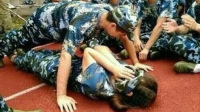 学生军训"男上女下"做俯卧撑