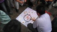 大学生路边挑战象棋残局
