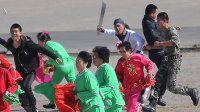 广场舞大妈遭持刀匪徒"袭击"