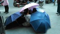 孕妇当街产子街坊"筑墙"接生