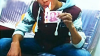 钞票点烟男炫富为吸引女孩