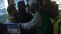 公交车女售票员坐男性大腿