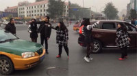 女子当街骂的哥是下等人