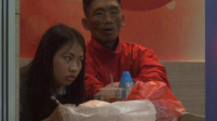 女子刀架脖子喝饮料封淡定姐