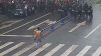吸毒裸男手提双刀挑战特警