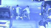 男子骑电动车顺路打劫
