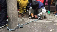男童被母亲铁链锁电杆示众