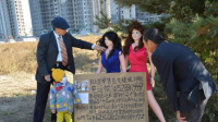 老太卖充气娃娃为血癌孙筹钱