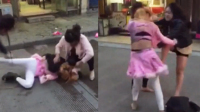 实拍女子当街遭两女撕衣暴揍