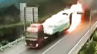大货起火司机冒死开出隧道