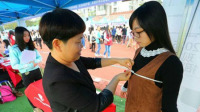 招聘会女大学生被现场量三围