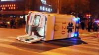 江苏一救护车闯红灯出车祸