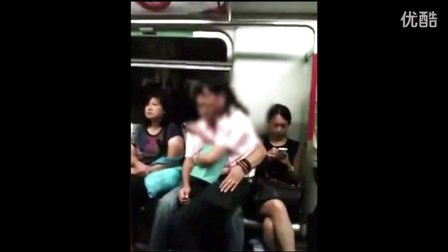 男女地铁上不雅举动引不满