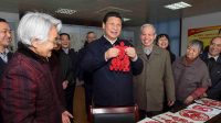 习近平手持剪纸给拜年大家