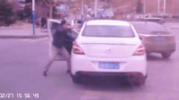实拍"路怒族"当街拼刀