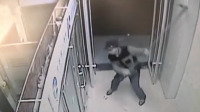 实拍"奇葩男"锄头猛砸取款机