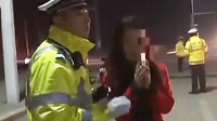 实拍醉酒女撒娇蹭警车回家在线观看