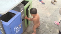 成都"狼爸":不给儿子穿衣服