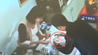 实拍男子换钱偷钱堪比魔术