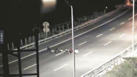 监拍"熊孩子"在高速路玩赛跑