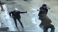 实拍8人持钢管打砸烤肉店