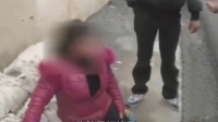 30岁男与5旬女友当街厮打