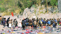 实拍20万人踩桥撒钞票祈福