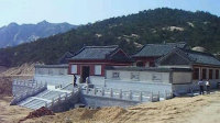 村官修豪华坟鞭炮铺满山路