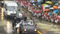 新加坡民众冒雨送别李光耀