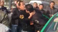 实拍警察与出租司机互殴